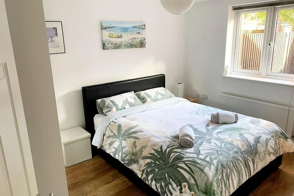 Apartment Urban Oasis: Modern 2-Bedroom with Entertainment & Parking Bournemouth