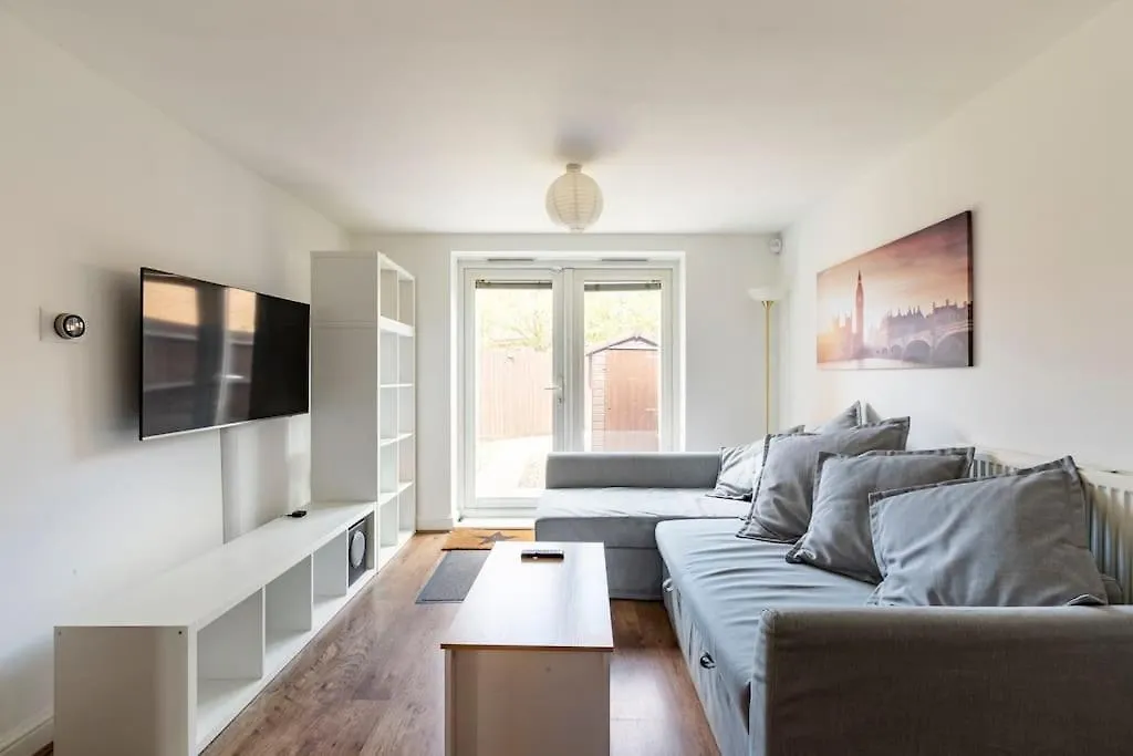 Urban Oasis: Modern 2-Bedroom with Entertainment & Parking Bournemouth