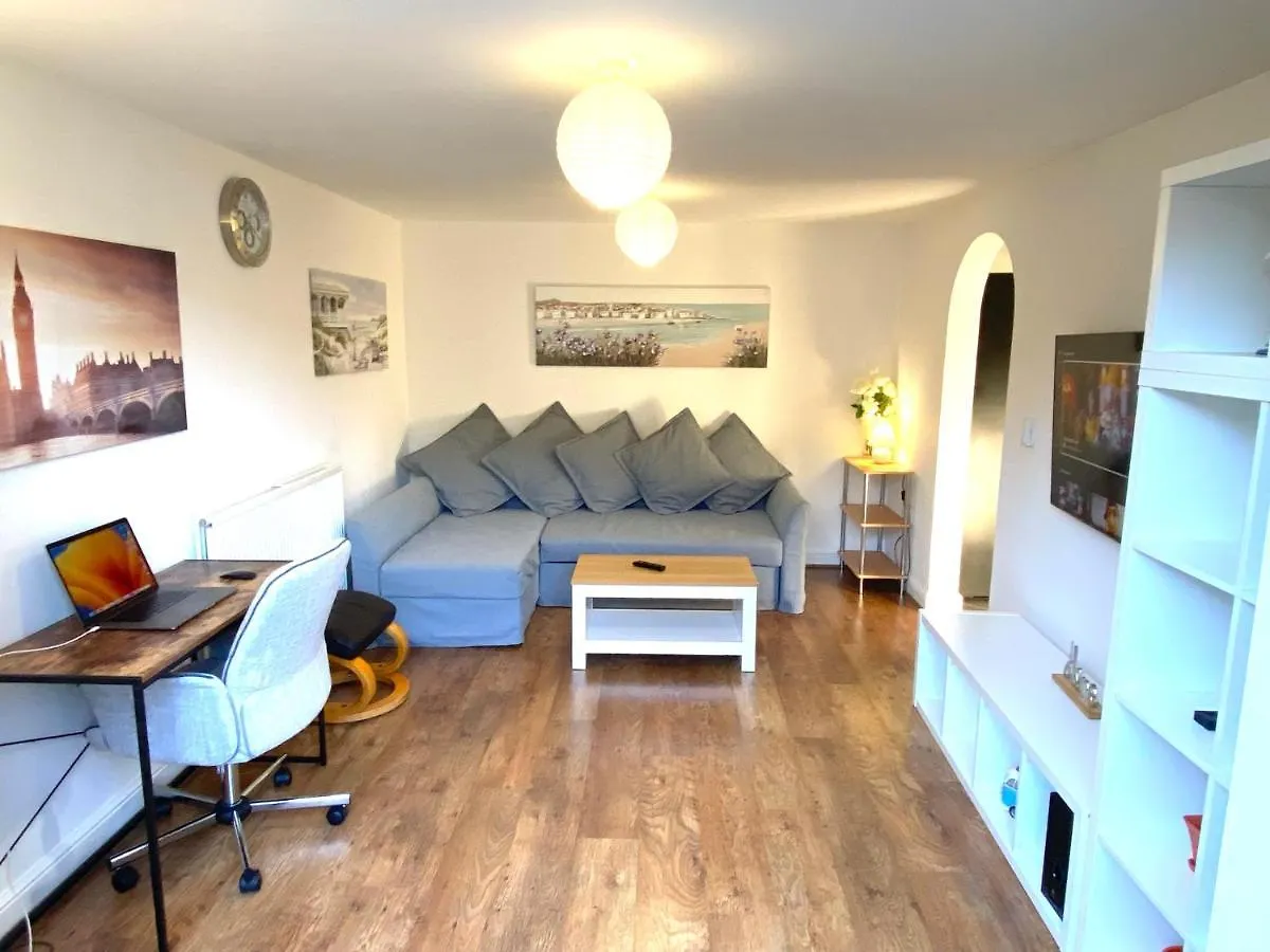 Urban Oasis: Modern 2-Bedroom with Entertainment & Parking Bournemouth