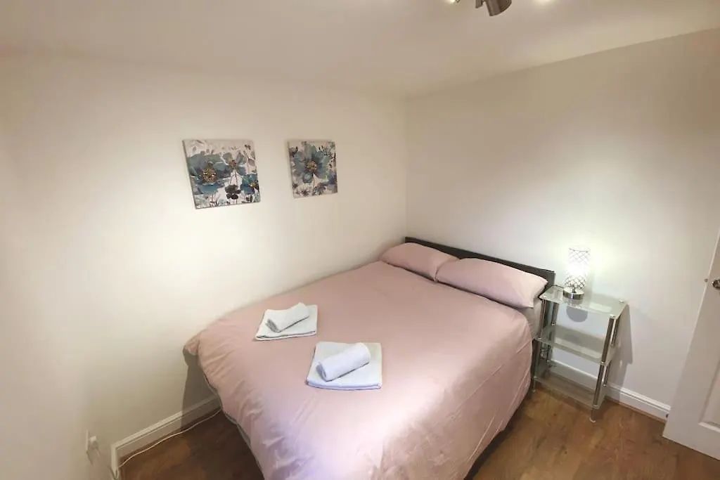 Urban Oasis: Modern 2-Bedroom with Entertainment & Parking Bournemouth Apartment