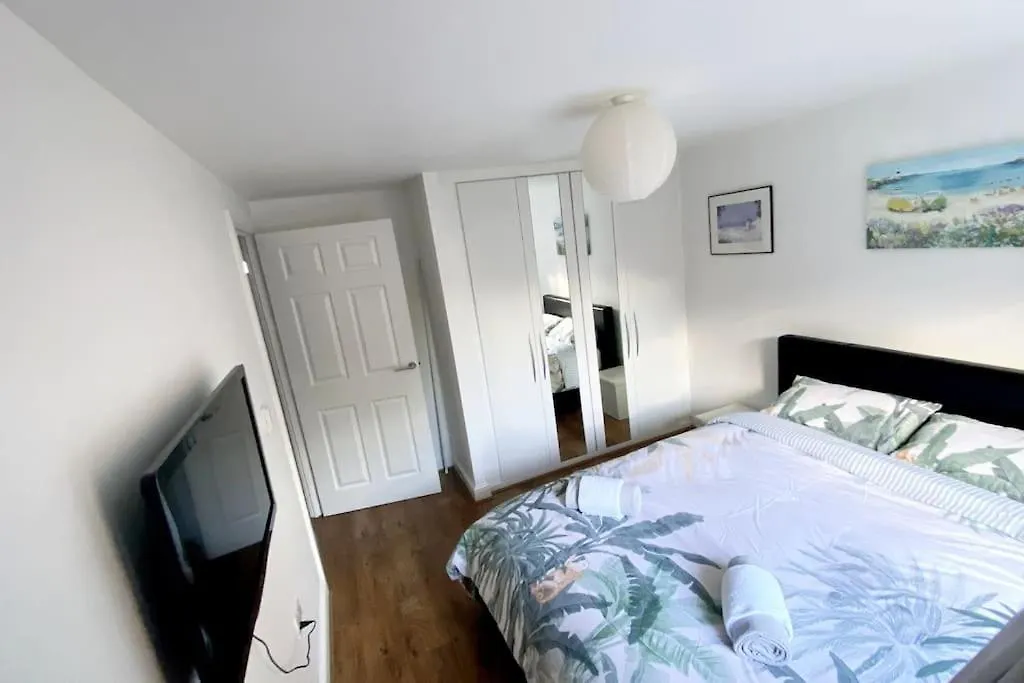 Urban Oasis: Modern 2-Bedroom with Entertainment & Parking Bournemouth