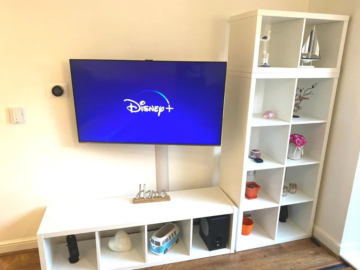 Urban Oasis: Modern 2-Bedroom with Entertainment & Parking Bournemouth Apartment