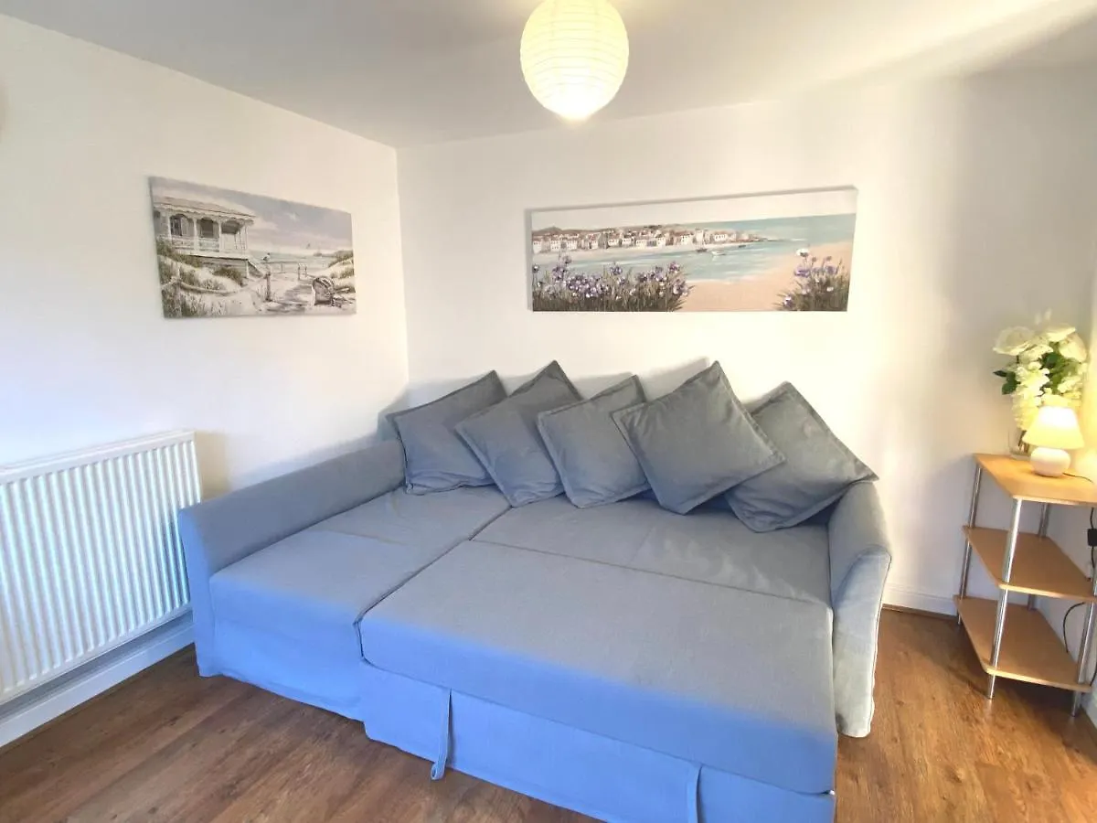 Urban Oasis: Modern 2-Bedroom with Entertainment & Parking Bournemouth Apartment
