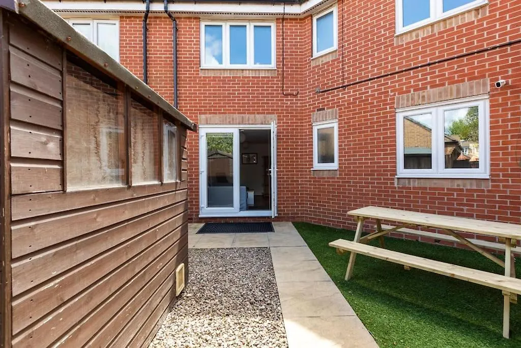 Urban Oasis: Modern 2-Bedroom with Entertainment & Parking Bournemouth Apartment