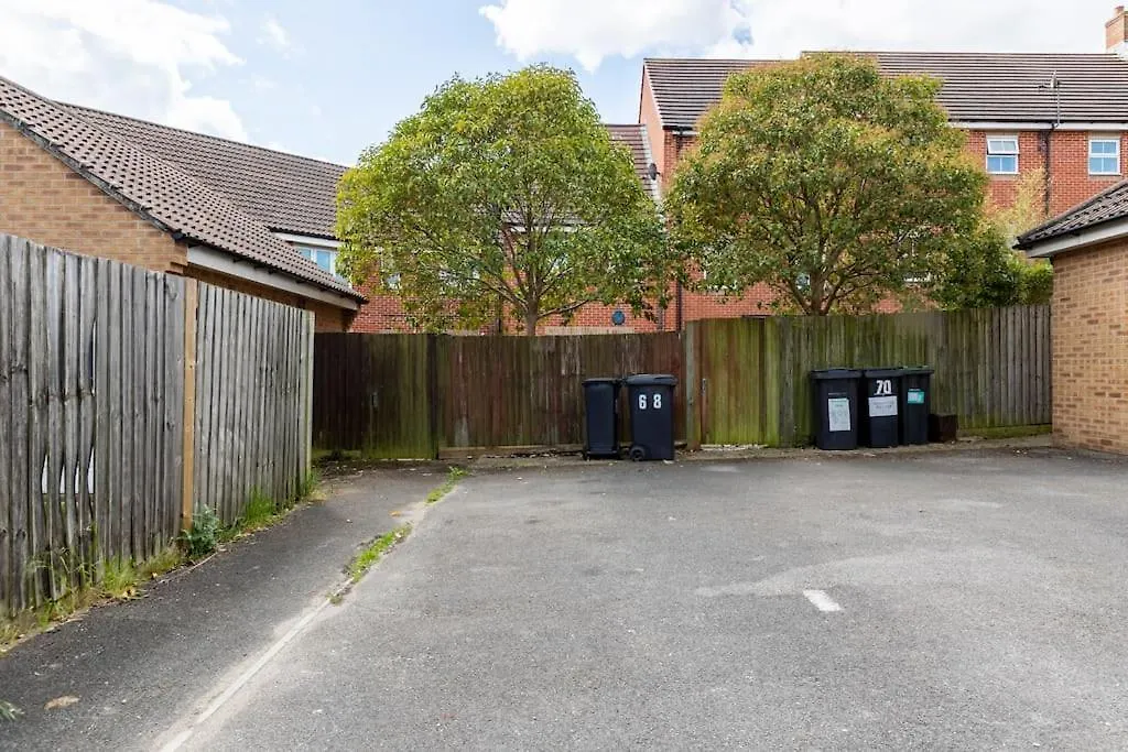 Apartment Urban Oasis: Modern 2-Bedroom with Entertainment & Parking Bournemouth United Kingdom