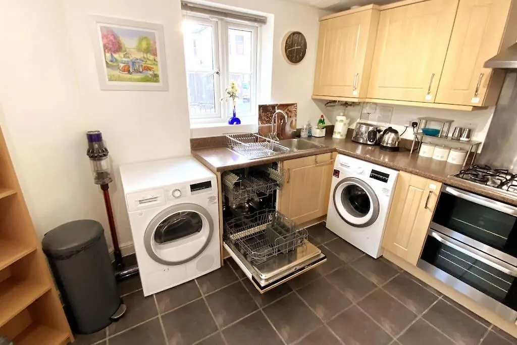 Urban Oasis: Modern 2-Bedroom with Entertainment & Parking Bournemouth