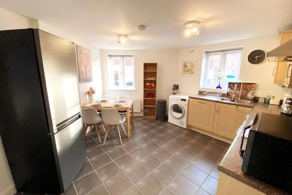 Apartment Urban Oasis: Modern 2-Bedroom with Entertainment & Parking Bournemouth United Kingdom
