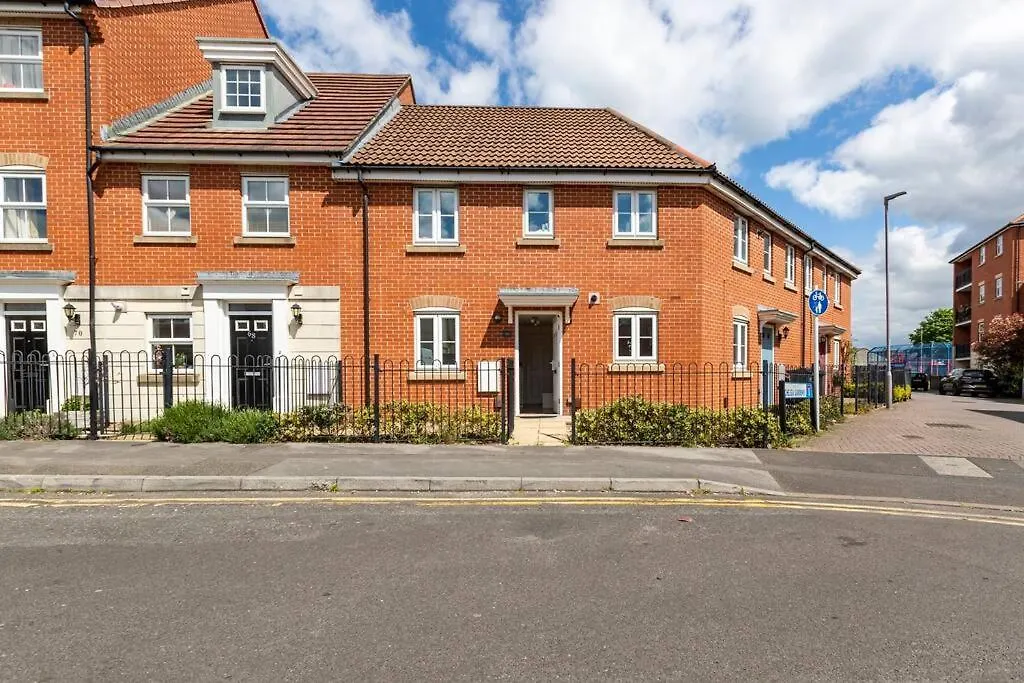 Urban Oasis: Modern 2-Bedroom with Entertainment & Parking Bournemouth 0*,