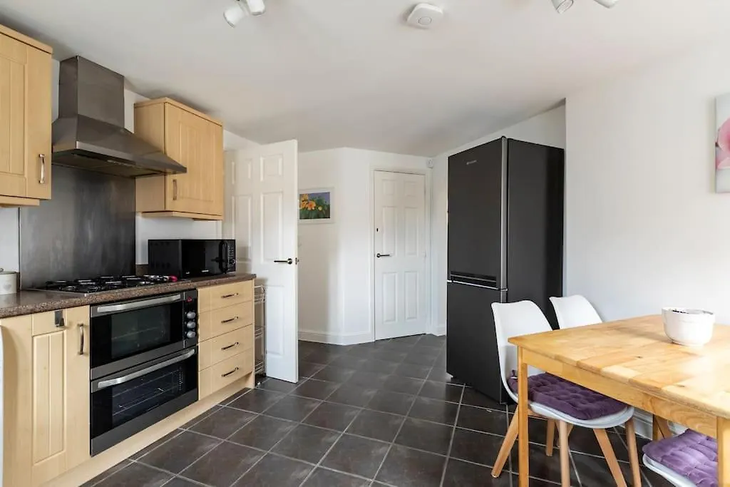 Urban Oasis: Modern 2-Bedroom with Entertainment & Parking Bournemouth Apartment