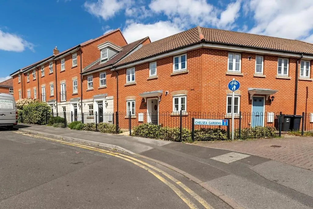 Apartment Urban Oasis: Modern 2-Bedroom with Entertainment & Parking Bournemouth