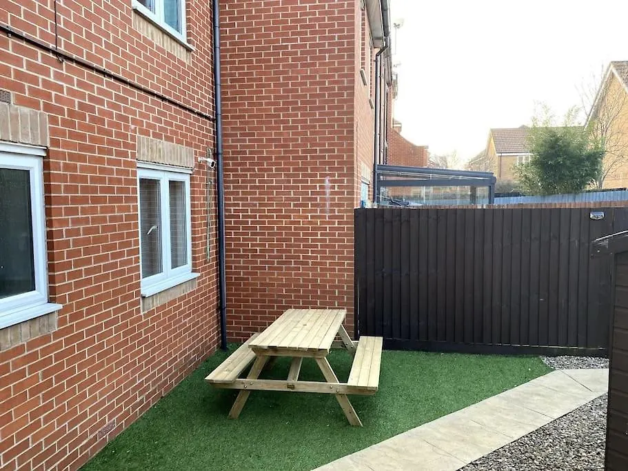 Urban Oasis: Modern 2-Bedroom with Entertainment & Parking Bournemouth