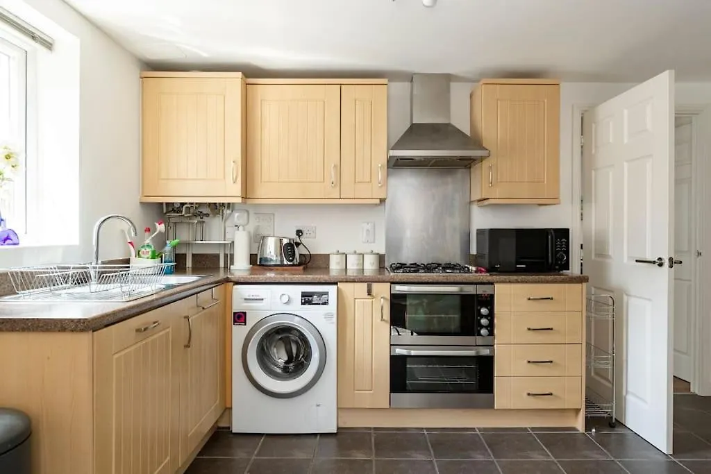 Urban Oasis: Modern 2-Bedroom with Entertainment & Parking Bournemouth United Kingdom