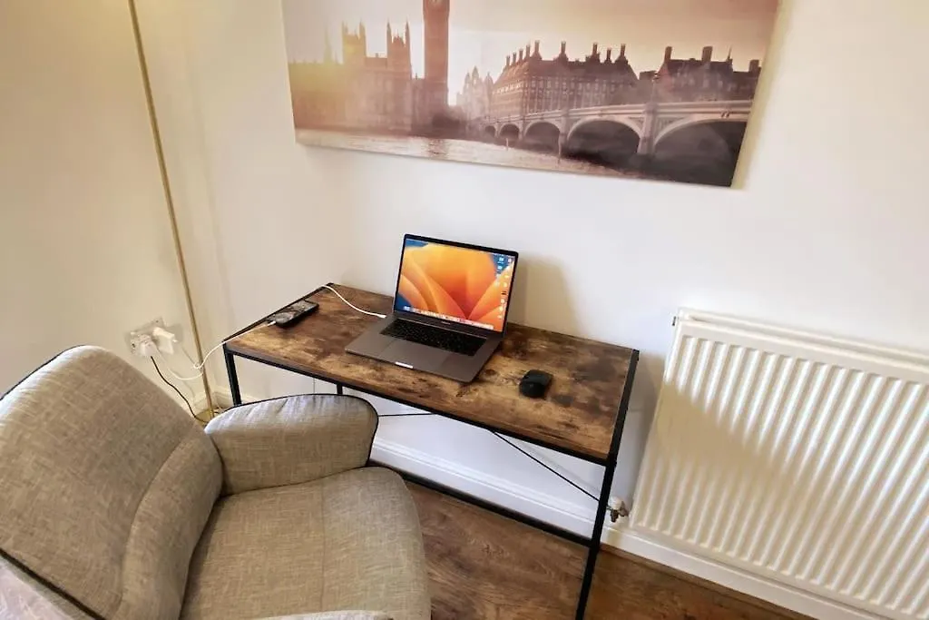 Urban Oasis: Modern 2-Bedroom with Entertainment & Parking Bournemouth 0*,  United Kingdom