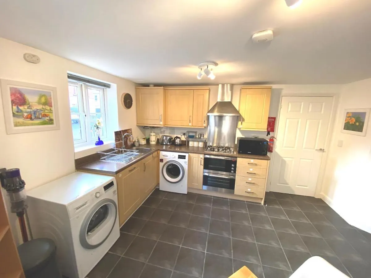 Apartment Urban Oasis: Modern 2-Bedroom with Entertainment & Parking Bournemouth