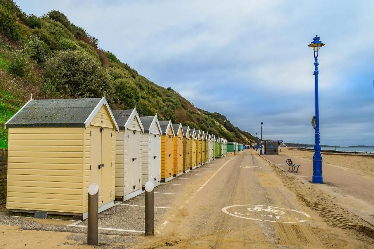 Urban Oasis: Modern 2-Bedroom with Entertainment & Parking Bournemouth Apartment