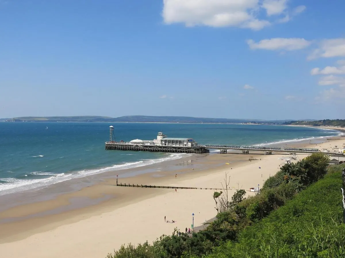 Urban Oasis: Modern 2-Bedroom with Entertainment & Parking Bournemouth 0*,