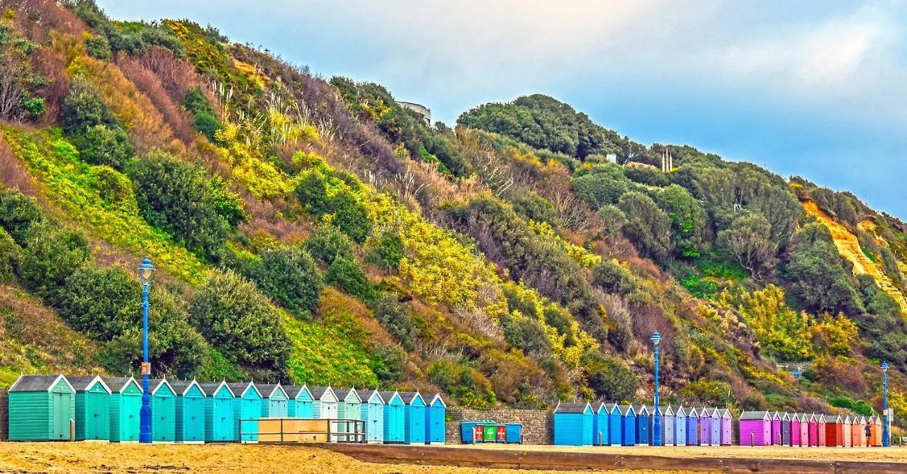 Urban Oasis: Modern 2-Bedroom with Entertainment & Parking Bournemouth 0*,  United Kingdom