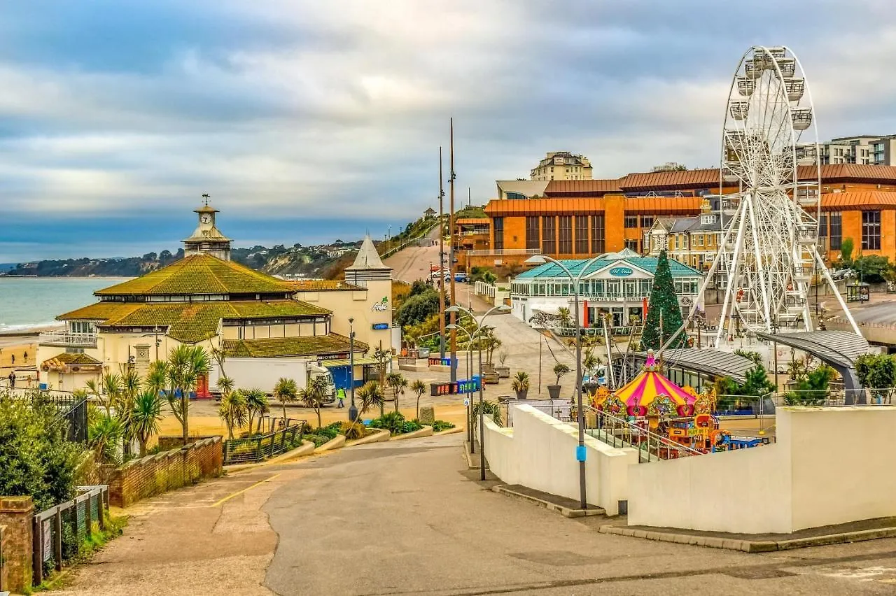 Urban Oasis: Modern 2-Bedroom with Entertainment & Parking Bournemouth