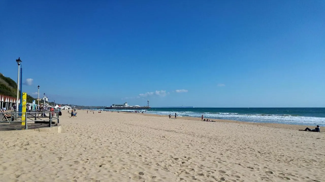 Apartment Urban Oasis: Modern 2-Bedroom with Entertainment & Parking Bournemouth