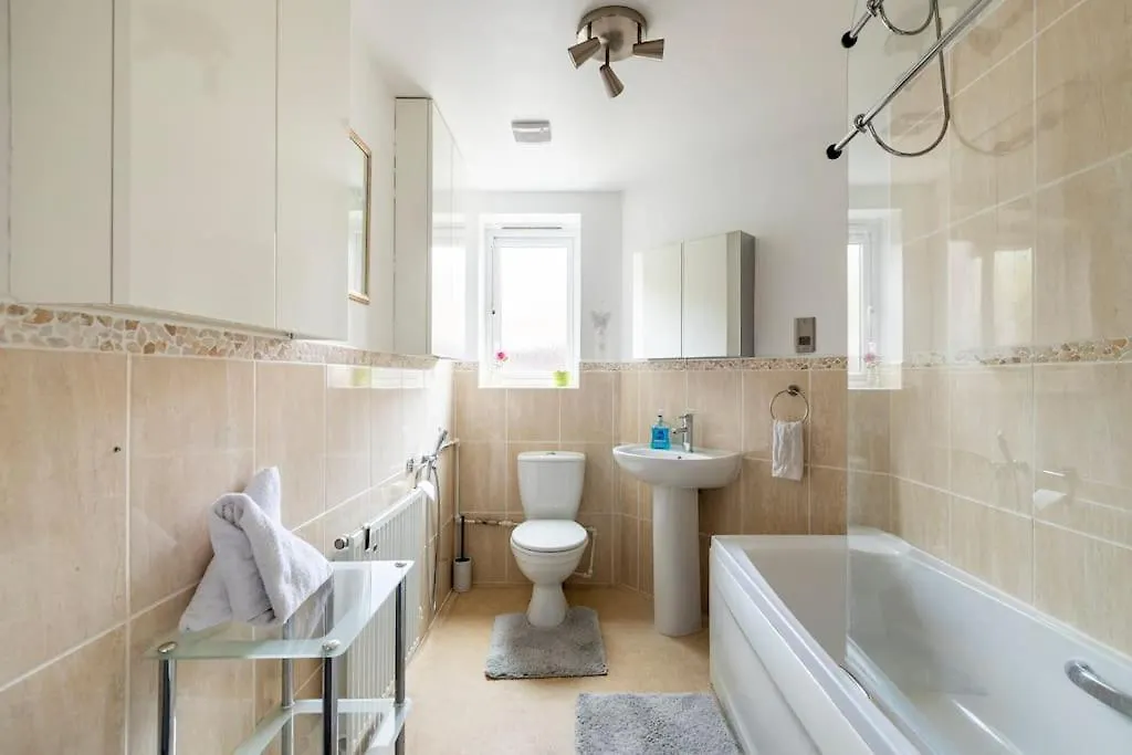 Apartment Urban Oasis: Modern 2-Bedroom with Entertainment & Parking Bournemouth