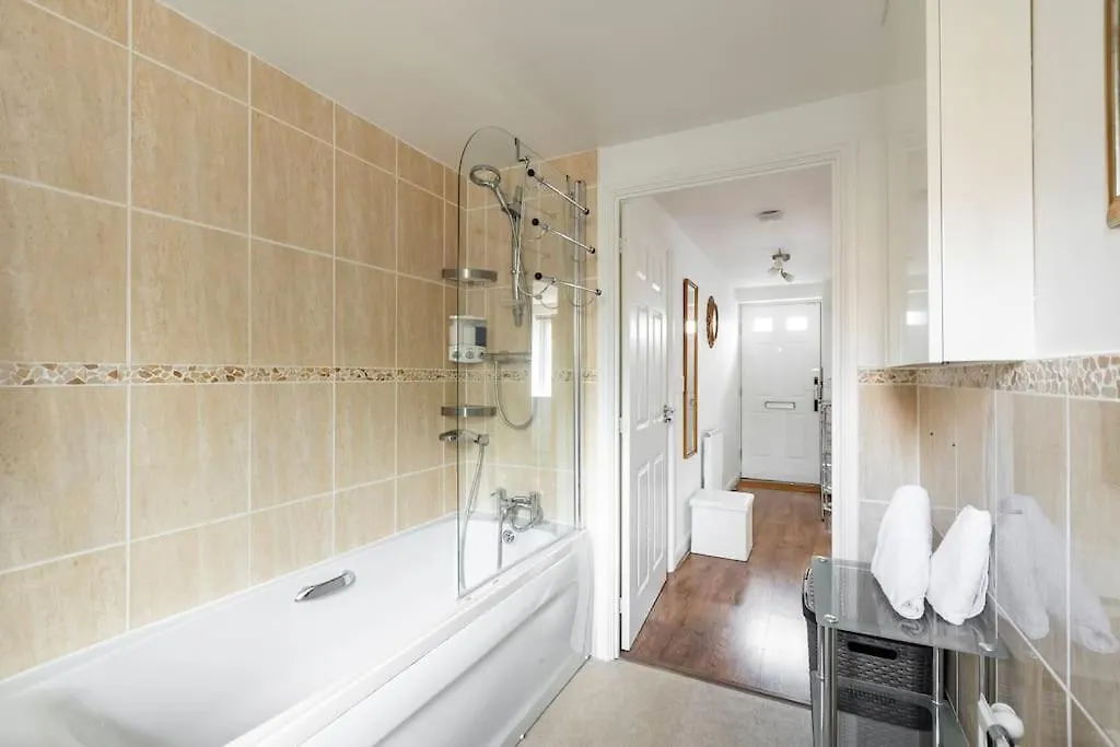 Urban Oasis: Modern 2-Bedroom with Entertainment & Parking Bournemouth 0*,